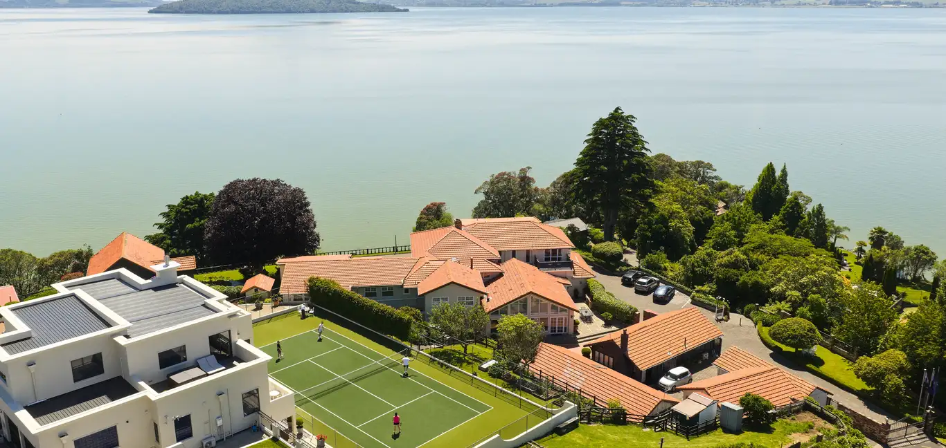 On The Point New Zealand : tennis courts