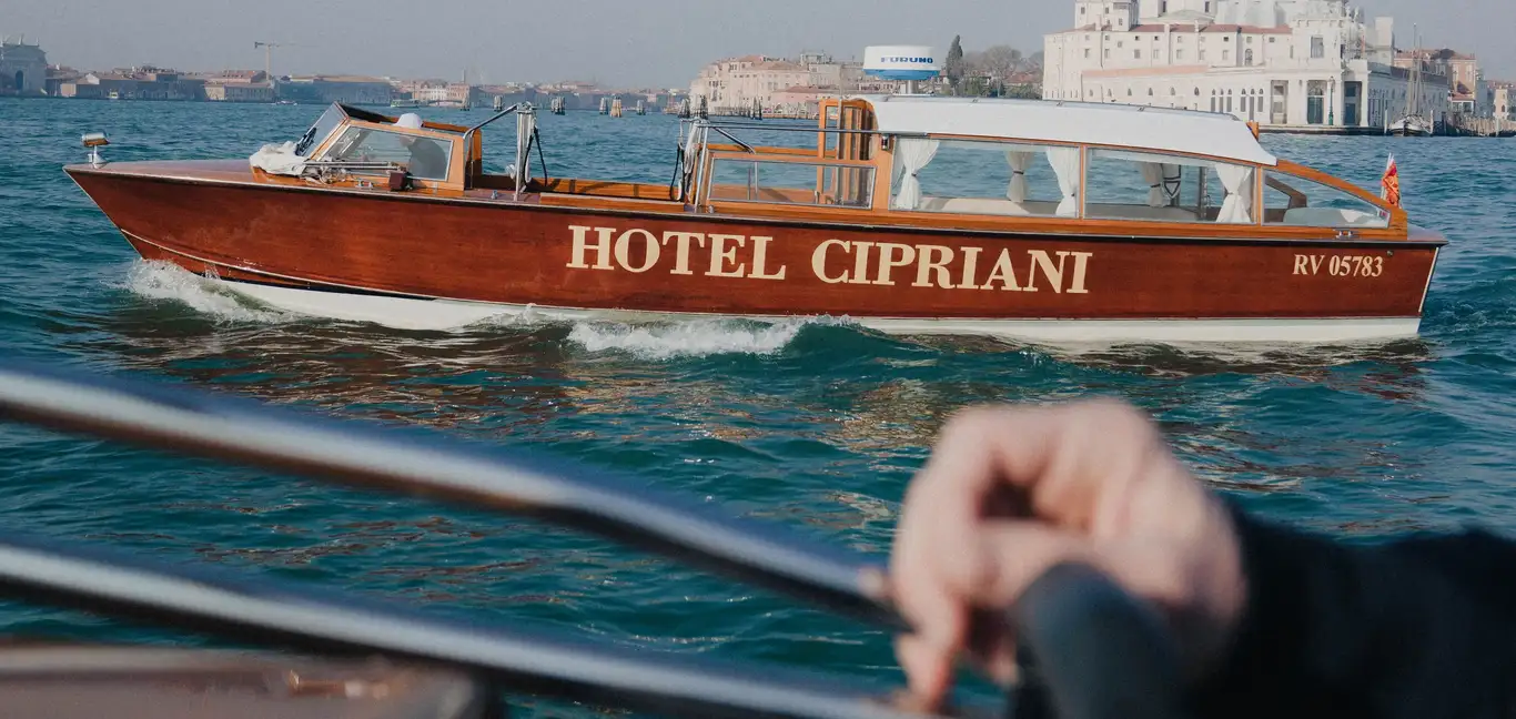 Hotel Cipriani, A Belmond Hotel, Venice : Hotel Boat and View of Venice 