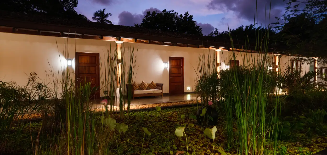 Wallawwa : View of Hotel at Night 