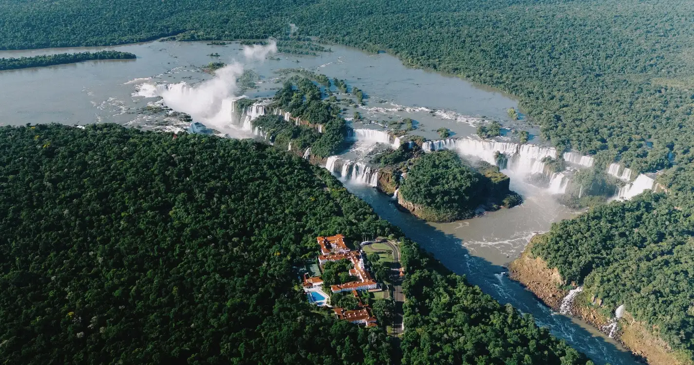 Hotel Das Cataratas, A Belmond Hotel, Iguazu Falls : Aerial View of the Hotel and Iguazu Falls 