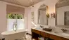 Uga Halloowella : Suite Bathroom